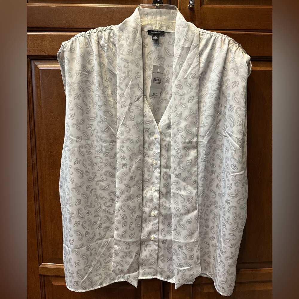 🩶 🤍  Ann Taylor White and Gray Paisley Sleeveless Blouse. Large. 🆕